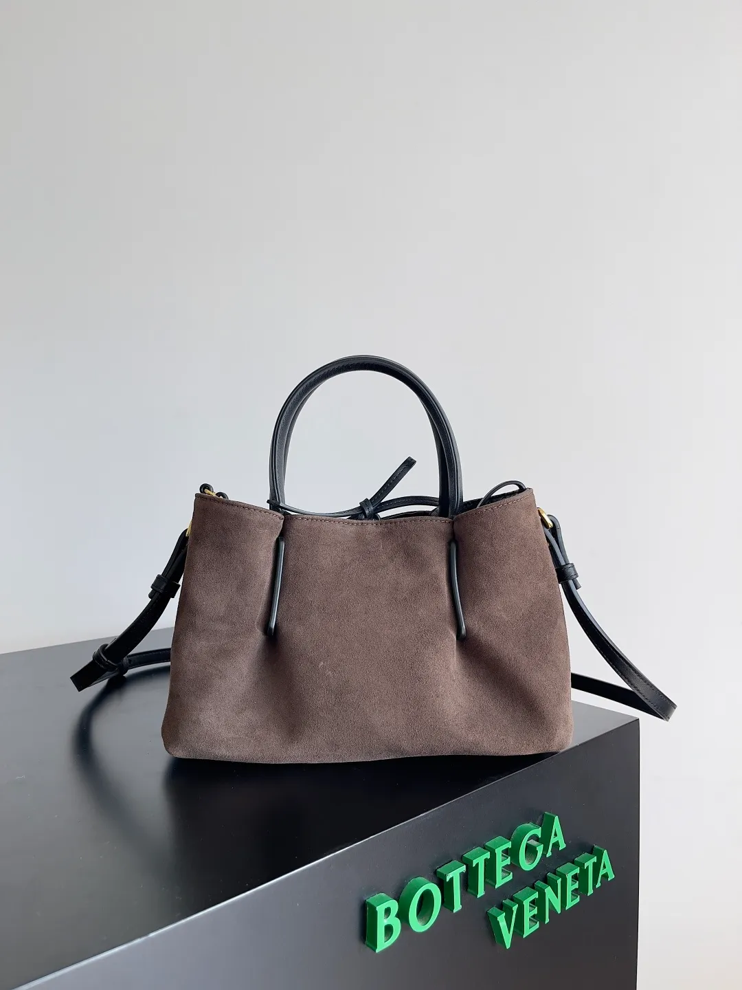 Batch 1660 BOTTEGA VENETA 2025 new product pinacoteca has super soft leather, and the weaving function, practicality and relaxed fashion sense have not fallen behind❤️‍🔥Amway has given sisters a must-have bag when going out. The size of the bag also accurately meets the commuting needs of urban beauties. It can accommodate mobile phones, keys, lipstick, powder, sunscreen, shopping bags...all of it! ! ! 🔥The capacity should not be underestimated~ It does not choose people, clothes, or occasions. With its majestic curved outline, exquisite woven texture, delicate edges and rounded handles, this woven vegetable basket bag truly achieves the goal of "dressing up and being fashionable without getting in the way"~ Are you interested in Jimei? Style number: 819004 Size: 24*15*12cm